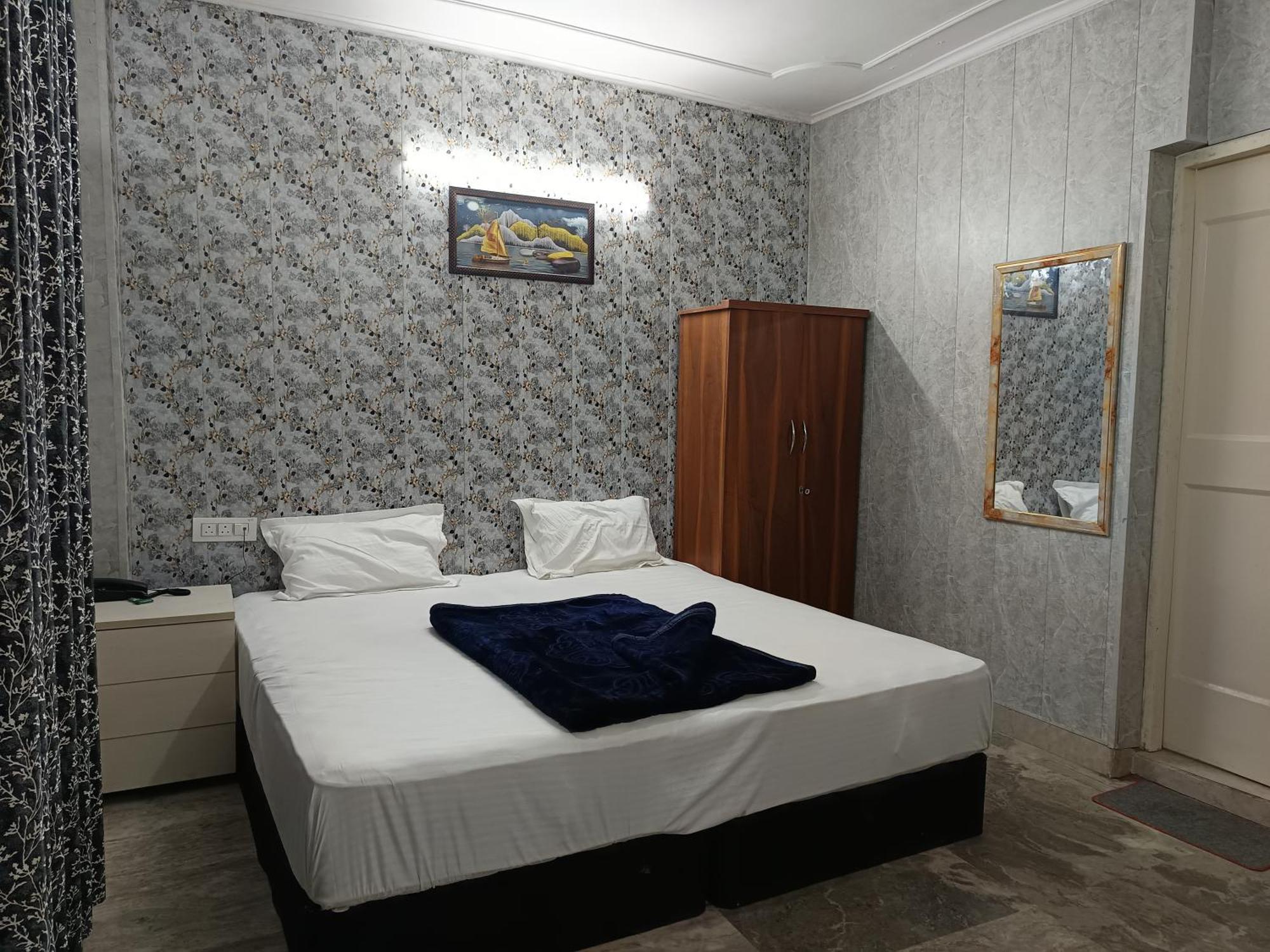 Hotel Haveli Heritage --1 Min Walk In Nizamuddin Railway Station 2*
