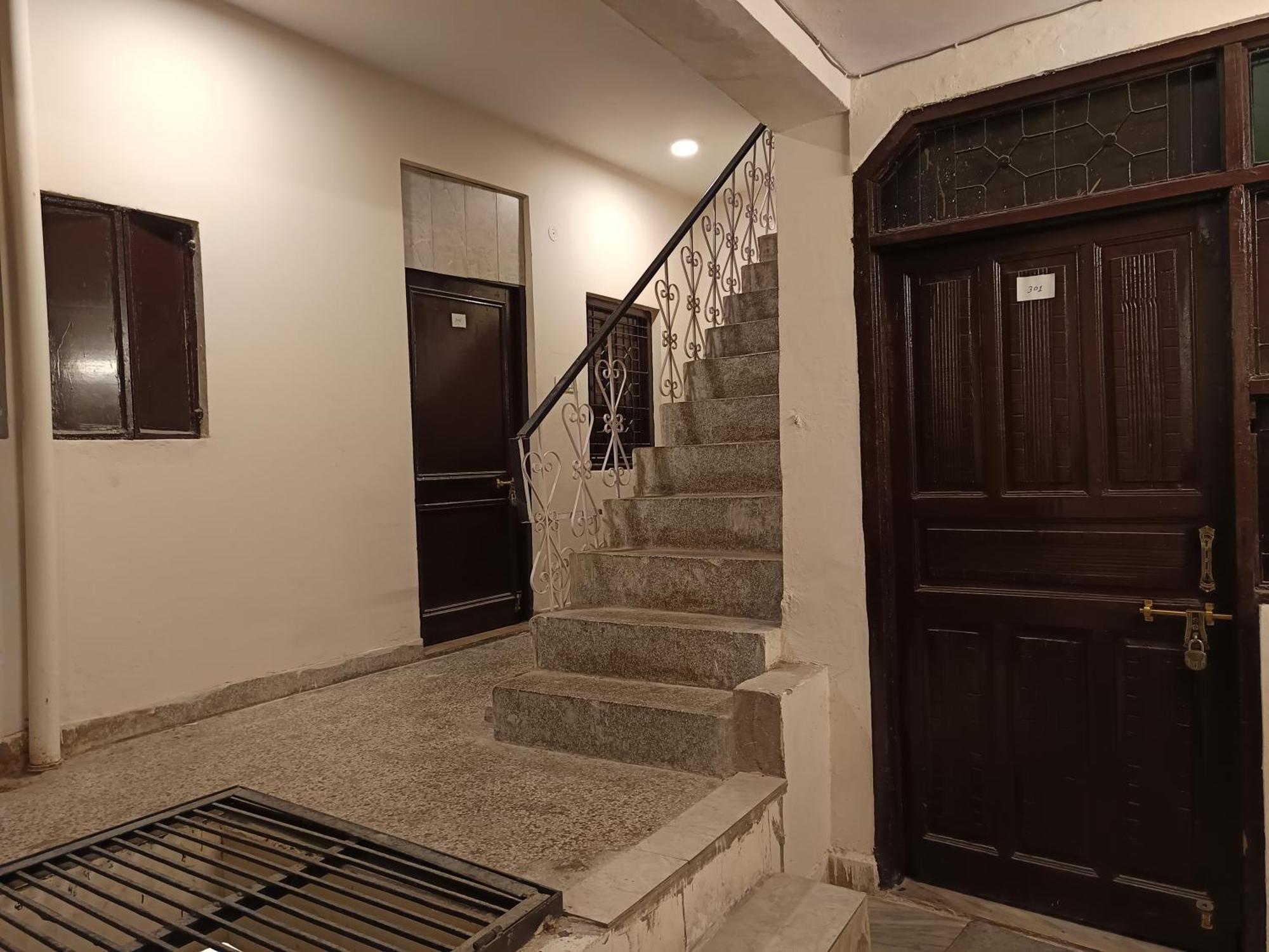 Haveli Heritage --1 Min Walk In Nizamuddin Railway Station Hotel