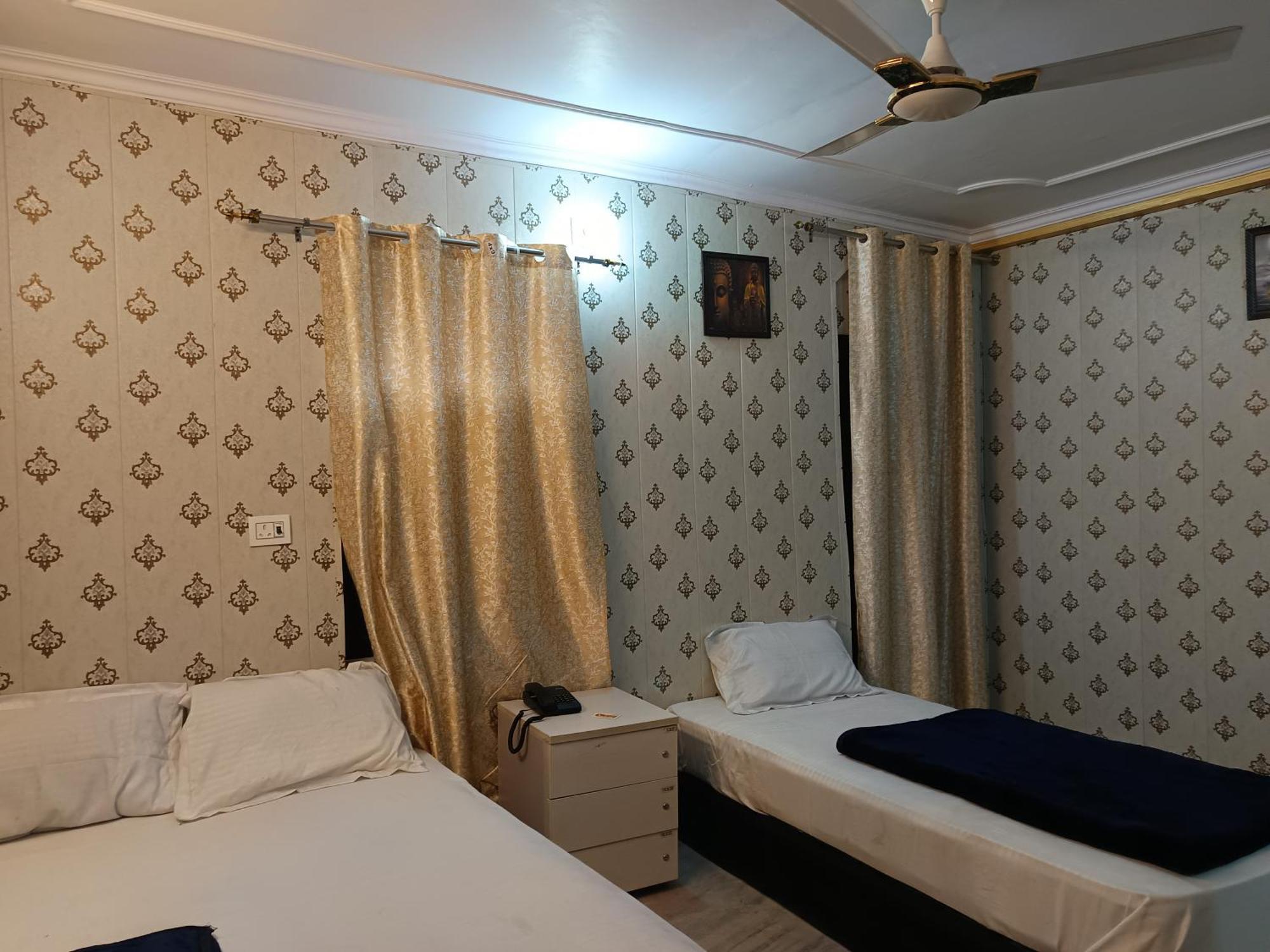 Haveli Heritage --1 Min Walk In Nizamuddin Railway Station Hotel